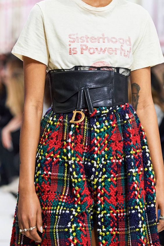 Moda: t-shirt lettering e belt bag são as queridinhas das celebridades