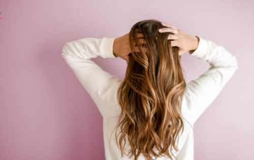 Especialista ensina como evitar a queda de cabelo em mulheres