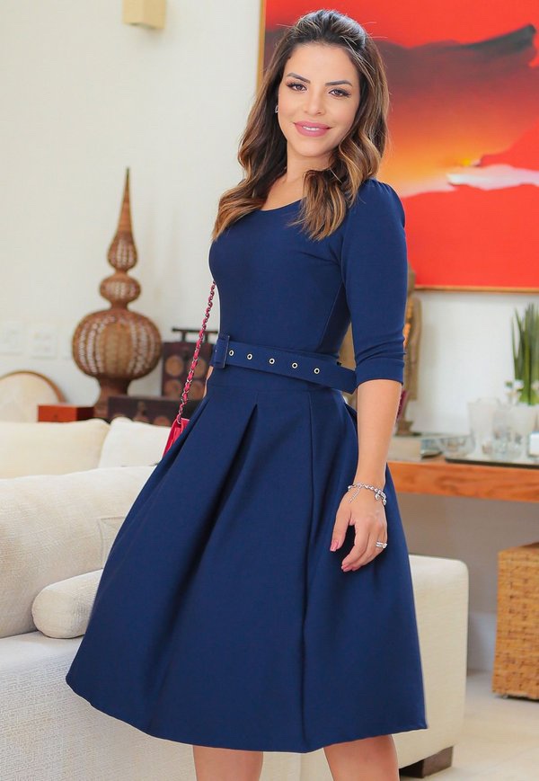 Como usar o Classic Blue - a cor de 2020 vestido-midi-crepe-malha-azul-com-pregas